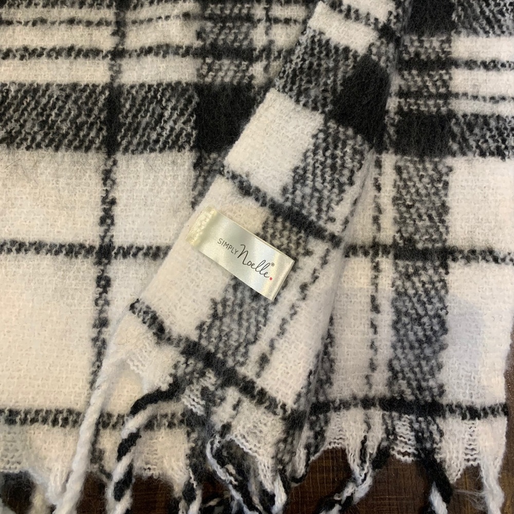 Noelle Thick Winter Blanket Scarf 🧣 B&W Plaid - Picture 7 of 8